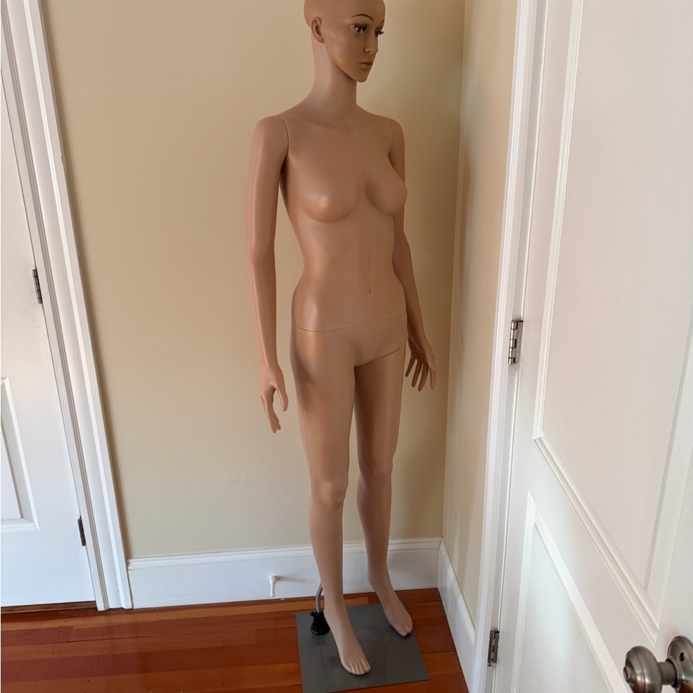 Mannequin - Picture 7 of 13
